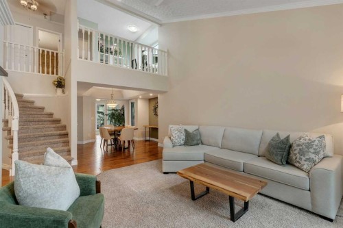 35 Strasbourg Bay Sw, Calgary, AB - Indoor Photo Showing Living Room