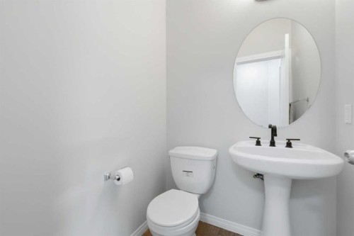 38 Silverado Skies Crescent Sw, Calgary, AB - Indoor Photo Showing Bathroom