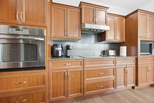 38 Silverado Skies Crescent Sw, Calgary, AB - Indoor Photo Showing Kitchen