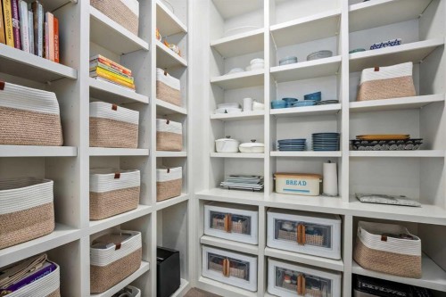 1414 Scotland Street Sw, Calgary, AB - Indoor With Storage