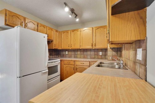 6-6404 4A Street Ne, Calgary, AB - Indoor Photo Showing Kitchen With Double Sink