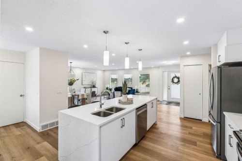 14517 Parkland Boulevard Se, Calgary, AB - Indoor Photo Showing Kitchen With Double Sink With Upgraded Kitchen