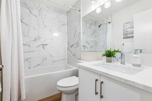 14517 Parkland Boulevard Se, Calgary, AB - Indoor Photo Showing Bathroom