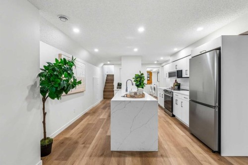 14517 Parkland Boulevard Se, Calgary, AB - Indoor Photo Showing Kitchen