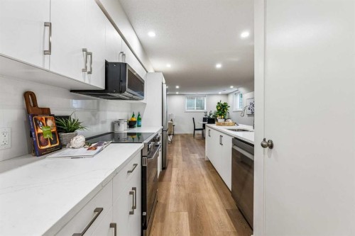 14517 Parkland Boulevard Se, Calgary, AB - Indoor Photo Showing Kitchen With Upgraded Kitchen