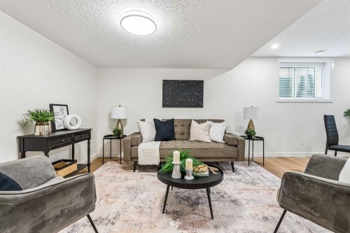 14517 Parkland Boulevard Se, Calgary, AB - Indoor Photo Showing Living Room