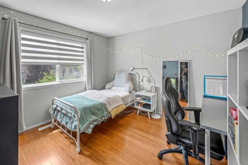 43 Cougar Ridge Bay Sw, Calgary, AB - Indoor Photo Showing Bedroom