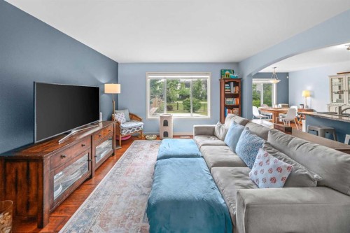 43 Cougar Ridge Bay Sw, Calgary, AB - Indoor Photo Showing Living Room