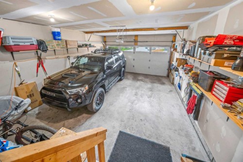 43 Cougar Ridge Bay Sw, Calgary, AB - Indoor Photo Showing Garage
