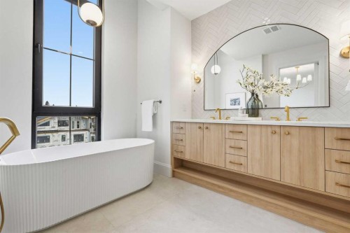 2009 28 Avenue Sw, Calgary, AB - Indoor Photo Showing Bathroom