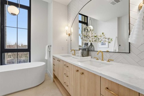2009 28 Avenue Sw, Calgary, AB - Indoor Photo Showing Bathroom