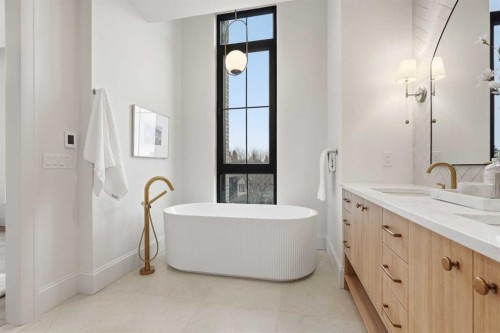 2009 28 Avenue Sw, Calgary, AB - Indoor Photo Showing Bathroom