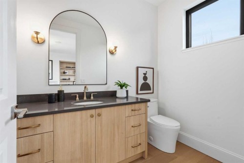 2009 28 Avenue Sw, Calgary, AB - Indoor Photo Showing Bathroom