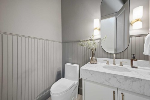 2023 27 Avenue Sw, Calgary, AB - Indoor Photo Showing Bathroom