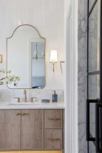 2023 27 Avenue Sw, Calgary, AB - Indoor Photo Showing Bathroom