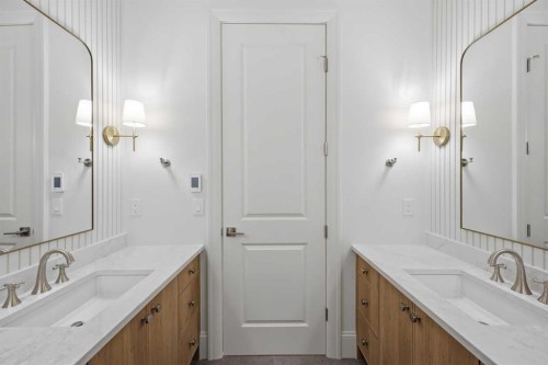 2023 27 Avenue Sw, Calgary, AB - Indoor Photo Showing Bathroom