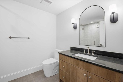 2023 27 Avenue Sw, Calgary, AB - Indoor Photo Showing Bathroom