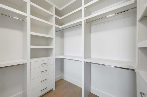 2025 27 Avenue Sw, Calgary, AB - Indoor With Storage