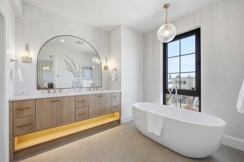 2025 27 Avenue Sw, Calgary, AB - Indoor Photo Showing Bathroom