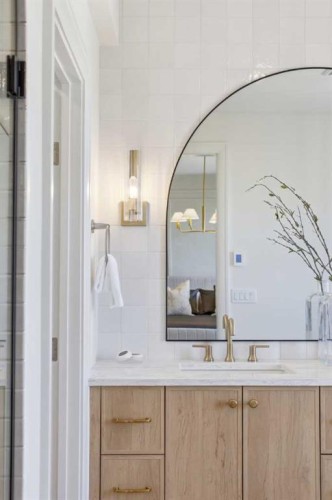2025 27 Avenue Sw, Calgary, AB - Indoor Photo Showing Bathroom