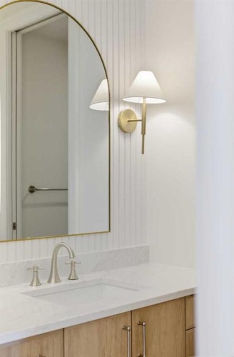 2025 27 Avenue Sw, Calgary, AB - Indoor Photo Showing Bathroom