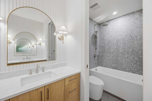 2025 27 Avenue Sw, Calgary, AB - Indoor Photo Showing Bathroom