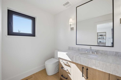 2025 27 Avenue Sw, Calgary, AB - Indoor Photo Showing Bathroom