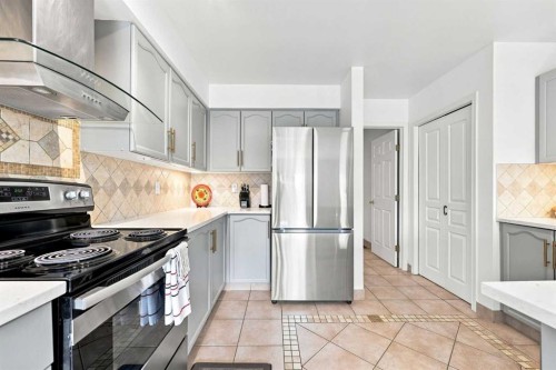 454 Millrise Square Sw, Calgary, AB - Indoor Photo Showing Kitchen