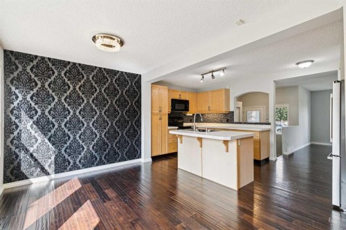 208 Everridge Way Sw, Calgary, AB - Indoor Photo Showing Kitchen