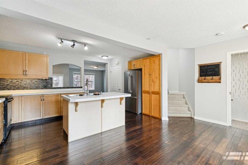 208 Everridge Way Sw, Calgary, AB - Indoor Photo Showing Kitchen