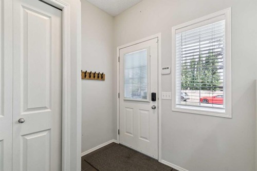 208 Everridge Way Sw, Calgary, AB - Indoor Photo Showing Other Room