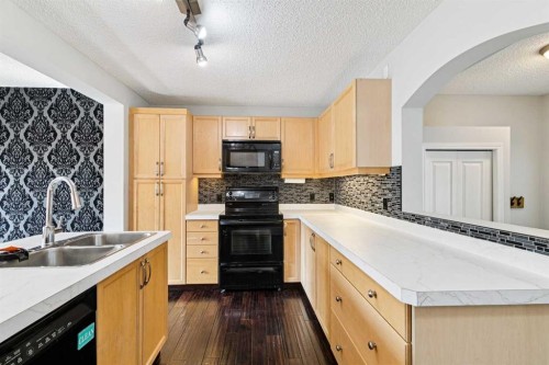 208 Everridge Way Sw, Calgary, AB - Indoor Photo Showing Kitchen With Double Sink