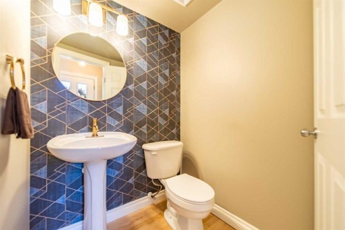 164 Somme Manor Sw, Calgary, AB - Indoor Photo Showing Bathroom