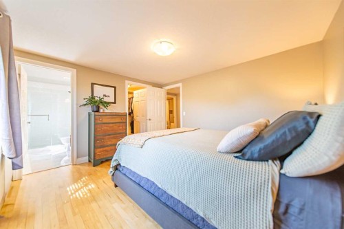 164 Somme Manor Sw, Calgary, AB - Indoor Photo Showing Bedroom