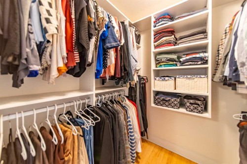 164 Somme Manor Sw, Calgary, AB - Indoor With Storage
