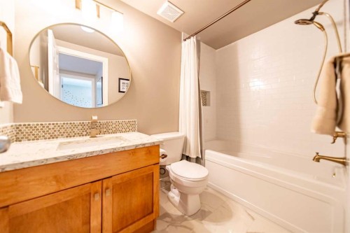 164 Somme Manor Sw, Calgary, AB - Indoor Photo Showing Bathroom