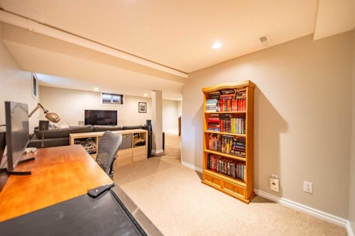 164 Somme Manor Sw, Calgary, AB - Indoor Photo Showing Other Room