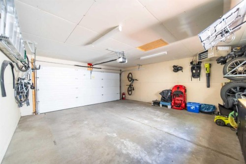 164 Somme Manor Sw, Calgary, AB - Indoor Photo Showing Garage