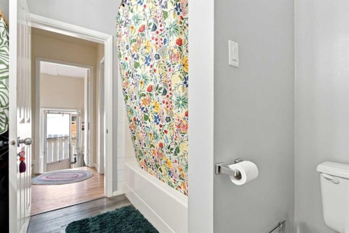 1212 Rosehill Drive Nw, Calgary, AB - Indoor Photo Showing Bathroom