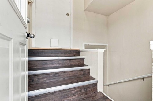 1212 Rosehill Drive Nw, Calgary, AB - Indoor Photo Showing Other Room