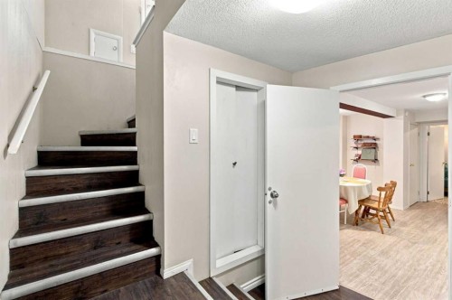1212 Rosehill Drive Nw, Calgary, AB - Indoor Photo Showing Other Room