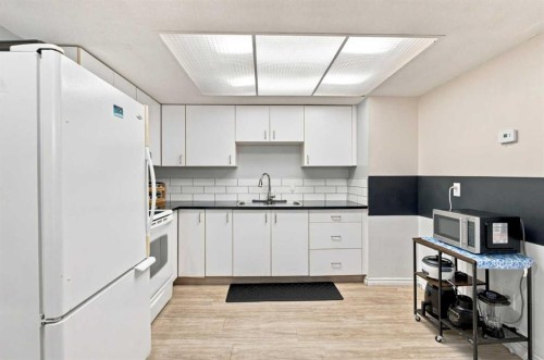 1212 Rosehill Drive Nw, Calgary, AB - Indoor Photo Showing Kitchen
