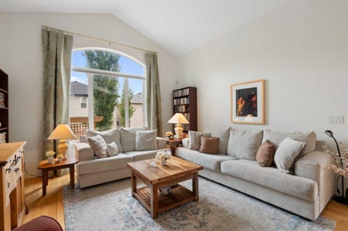 19 Rockmont Court Nw, Calgary, AB - Indoor Photo Showing Living Room