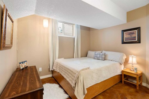 19 Rockmont Court Nw, Calgary, AB - Indoor Photo Showing Bedroom