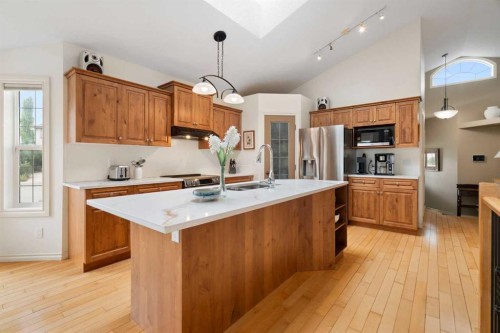 19 Rockmont Court Nw, Calgary, AB - Indoor Photo Showing Kitchen