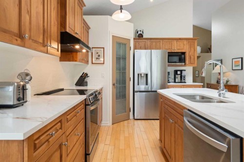19 Rockmont Court Nw, Calgary, AB - Indoor Photo Showing Kitchen With Double Sink With Upgraded Kitchen
