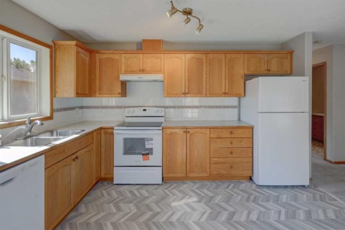 6711 Pinecliff Grove Ne, Calgary, AB - Indoor Photo Showing Kitchen With Double Sink
