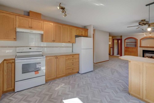 6711 Pinecliff Grove Ne, Calgary, AB - Indoor Photo Showing Kitchen