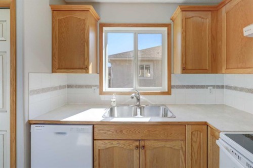 6711 Pinecliff Grove Ne, Calgary, AB - Indoor Photo Showing Kitchen With Double Sink