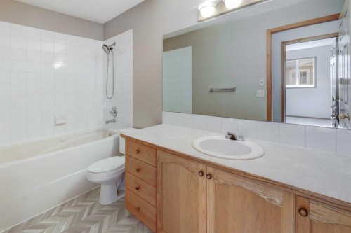 6711 Pinecliff Grove Ne, Calgary, AB - Indoor Photo Showing Bathroom